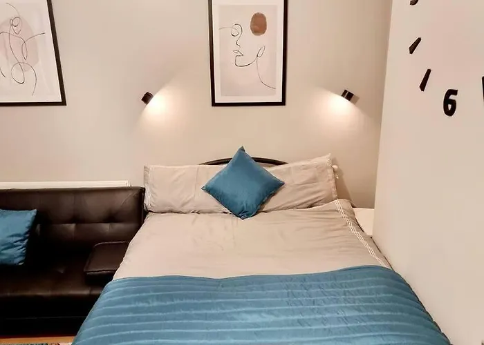 Stylish Apartment, Self Check-In, Ideal 4 Contractors, 25Mins To Gatwick Airport