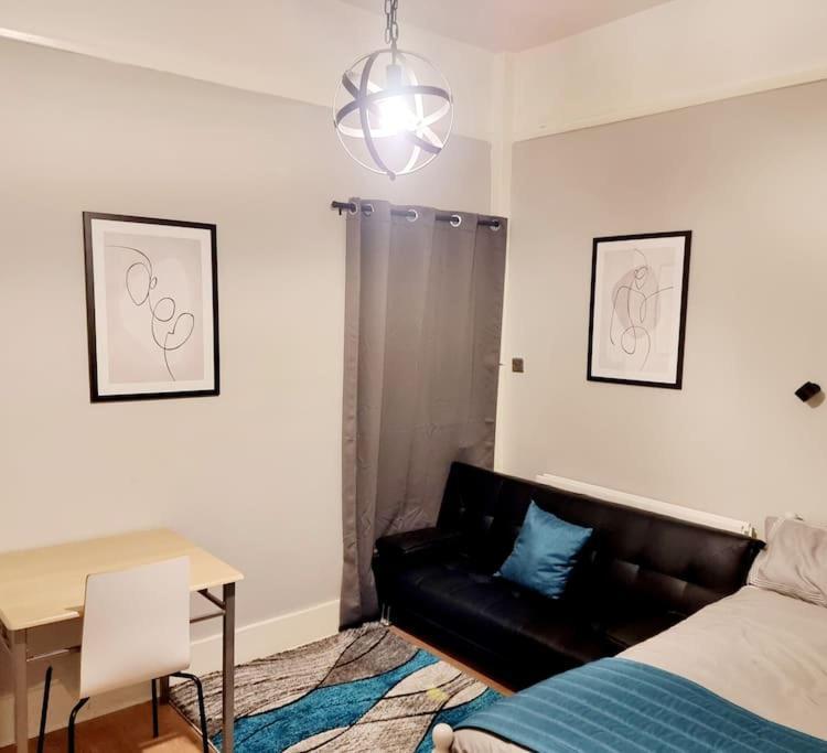 Stylish Apartment, Self Check-in, Ideal 4 Contractors, 25mins To Gatwick Airport