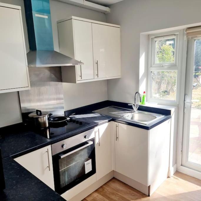 Stylish Apartment, Self Check-in, Ideal 4 Contractors, 25mins To Gatwick Airport