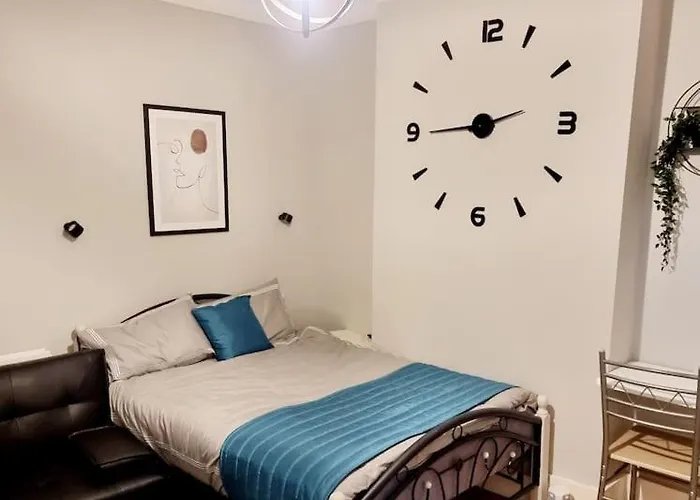 Stylish Apartment, Self Check-In, Ideal 4 Contractors, 25Mins To Gatwick Airport