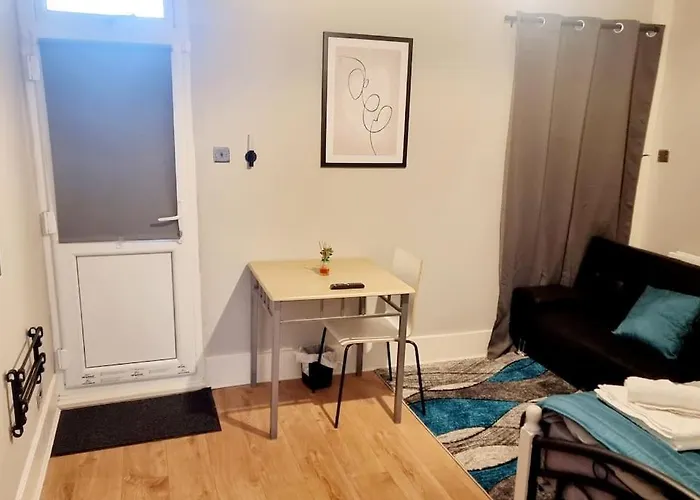 Stylish Apartment, Self Check-In, Ideal 4 Contractors, 25Mins To Gatwick Airport