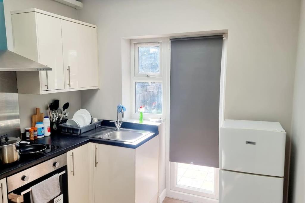Apartment Stylish Apartment, Self Check-in, Ideal 4 Contractors, 25mins To Gatwick Airport