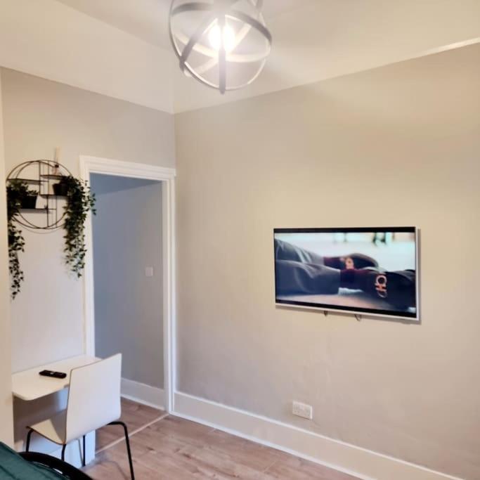 Stylish Apartment, Self Check-in, Ideal 4 Contractors, 25mins To Gatwick Airport